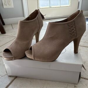 Elegant Madden Girl Peep-Toe Heels in Taupe Suede